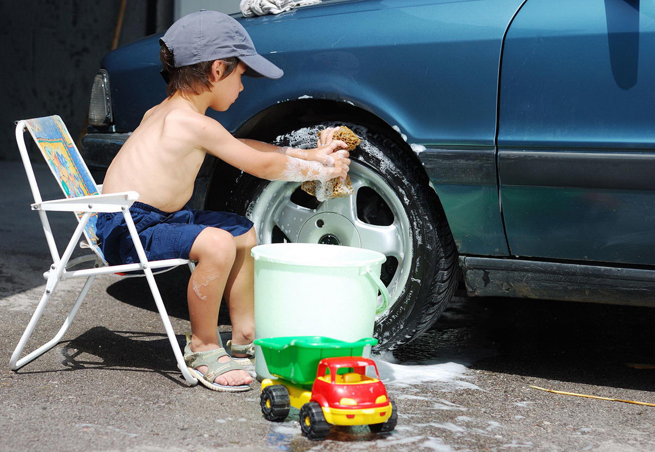 Мойка машин детьми. Детский труд на автомойке. Дети моют машину. Приучение детей к труду. Boys washing