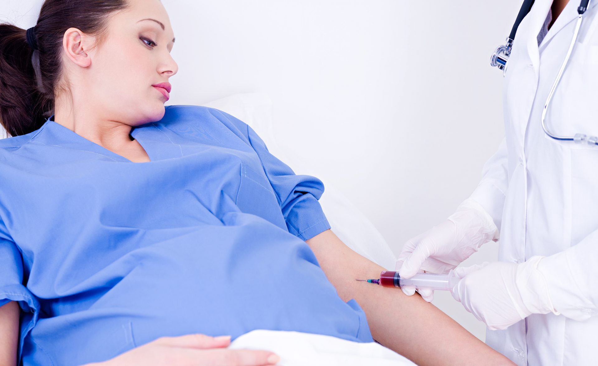 Лечение послеродовых заболеваний. Забор крови у беременных. Беременные женщины. Осмотр беременной женщины. Забок крови у беременной.