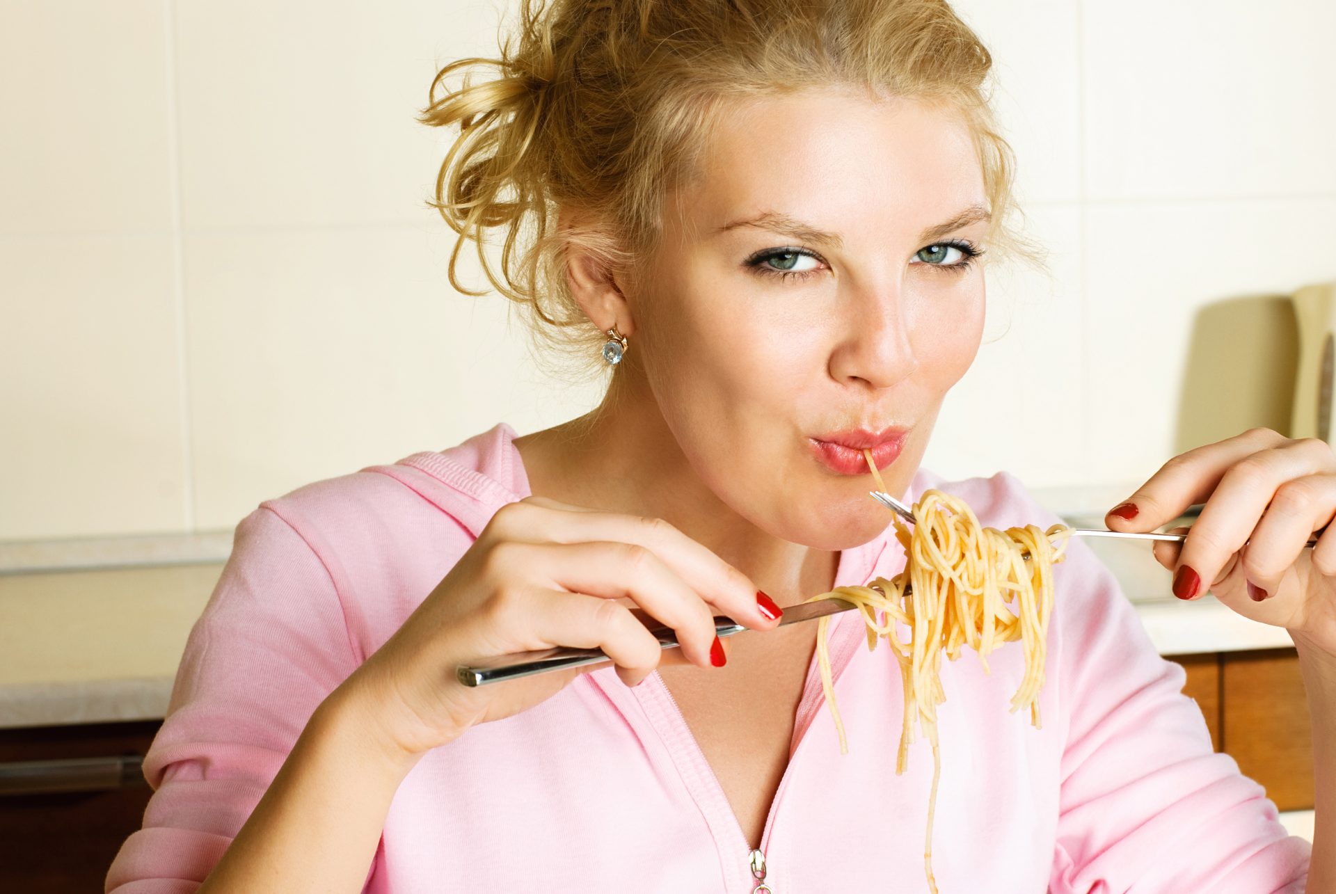 Очень голодная женщина. Девушка ест спагетти. Девушка с макаронами. Фото макарон с девушкой. Фотосессия с макаронами девушка.