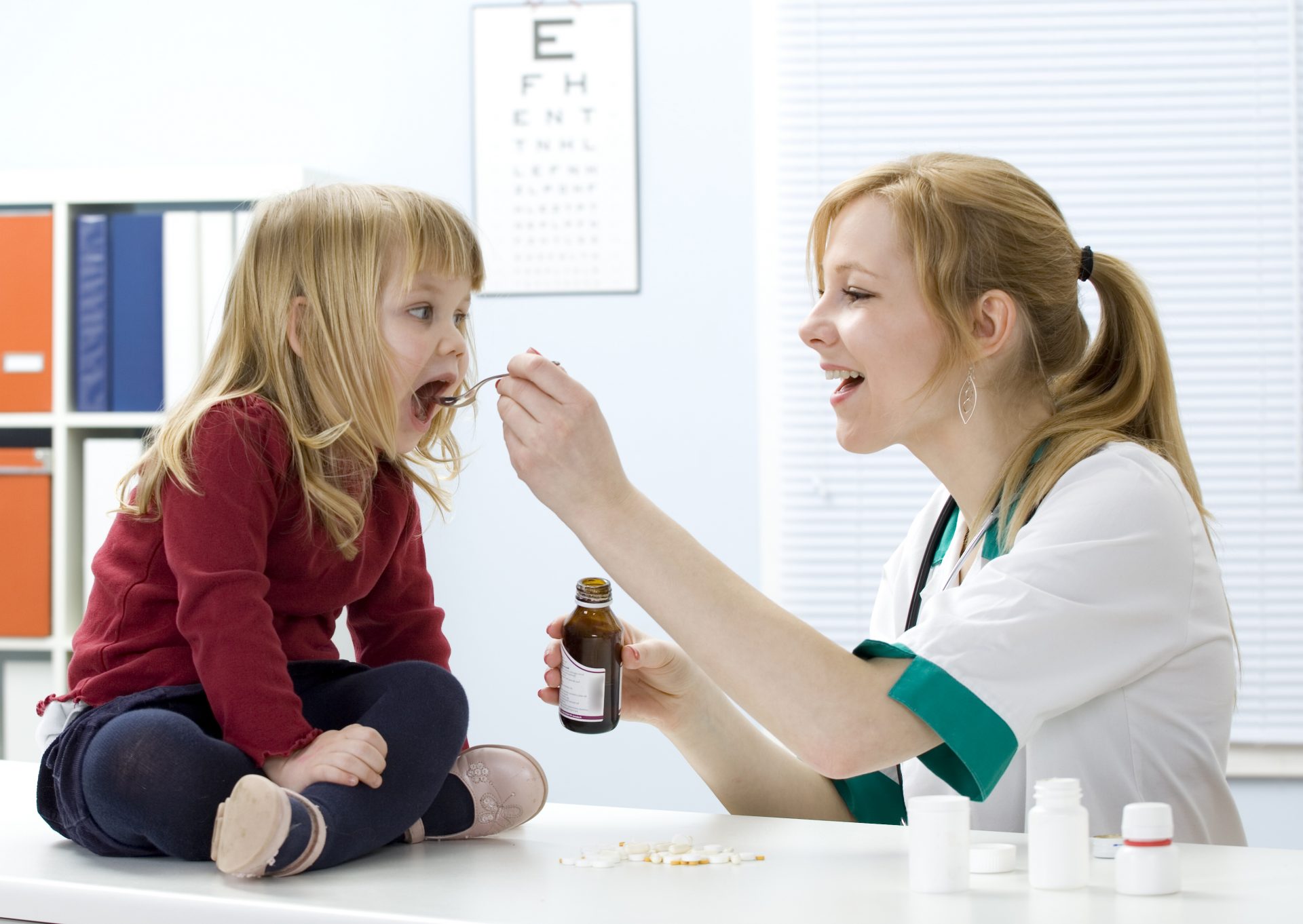 Принимать через рот. Прием лекарств детьми. Ребенок пьет таблетки. Лекарственная терапия у детей. Медсестра с лекарствами.