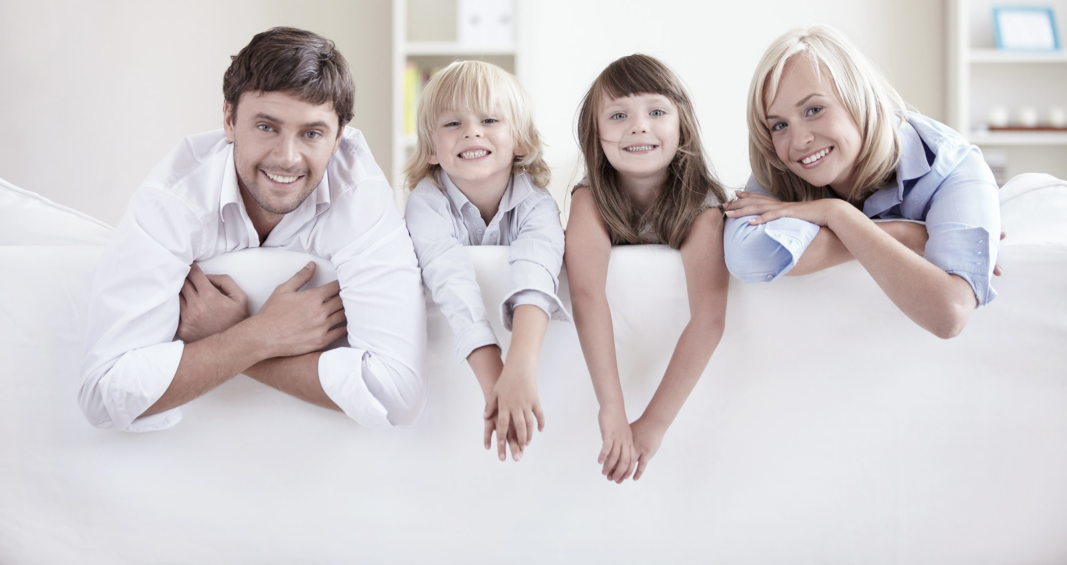 Счастливая семья минус. Семья, дом. Счастливая семья. Семья на белом фоне. Счастливая семья в доме.
